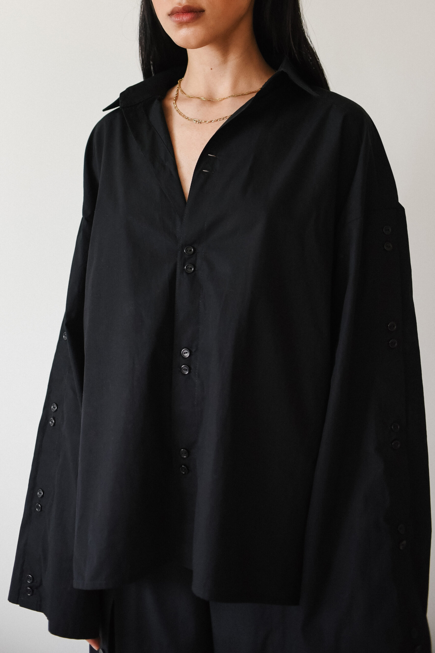 Chemise noire oversize en popeline – BUTTONS SHIRT