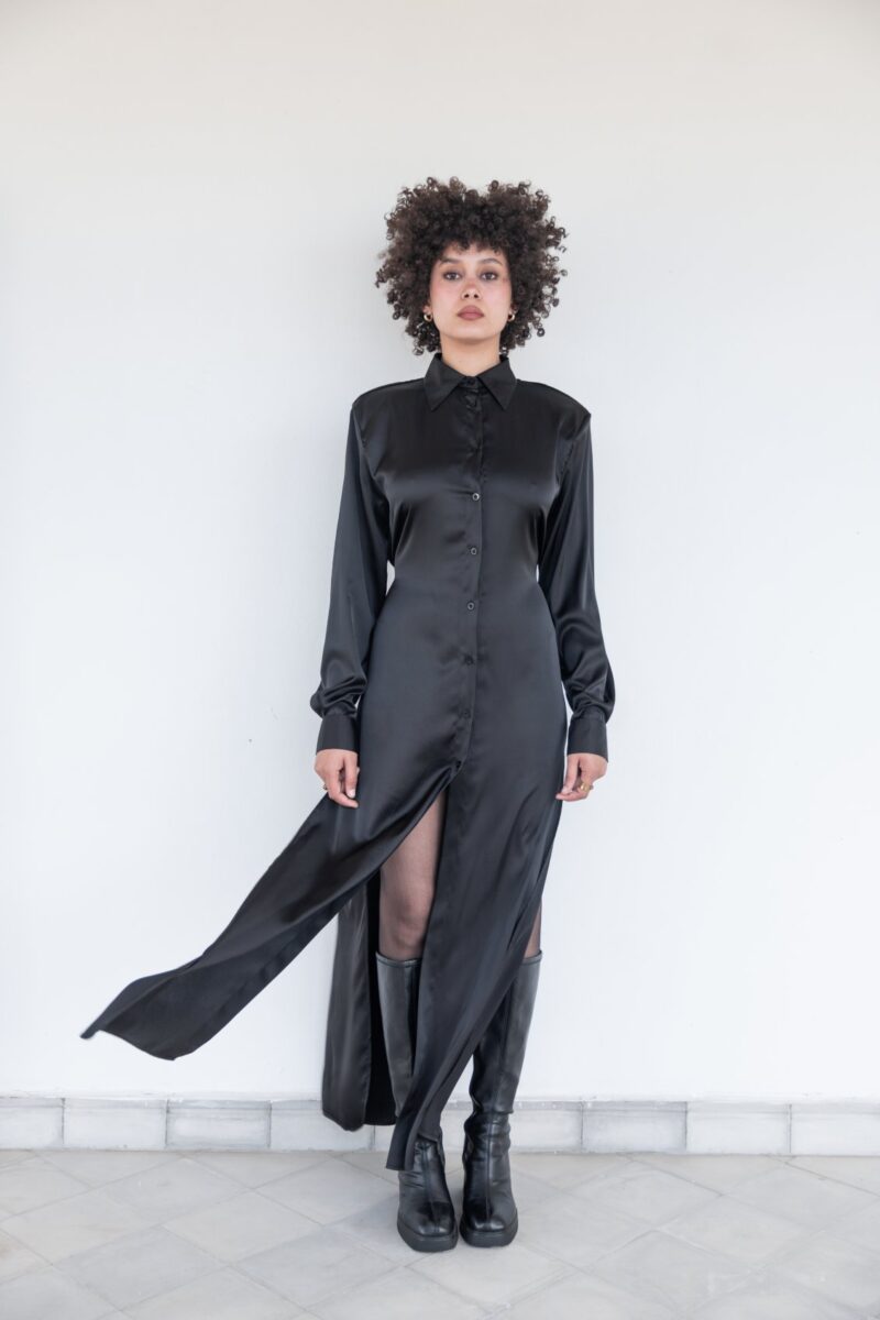 Robe noire longue en satin à fentes